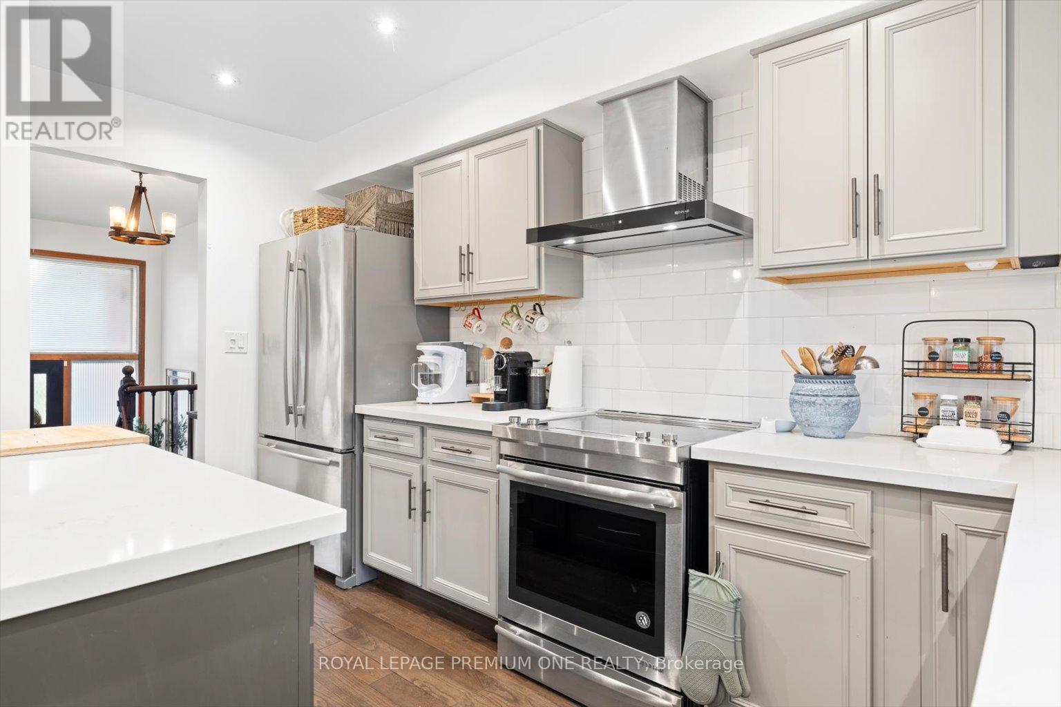 7 North Heights Road, Toronto, Ontario  M9B 2T2 - Photo 7 - W12263341