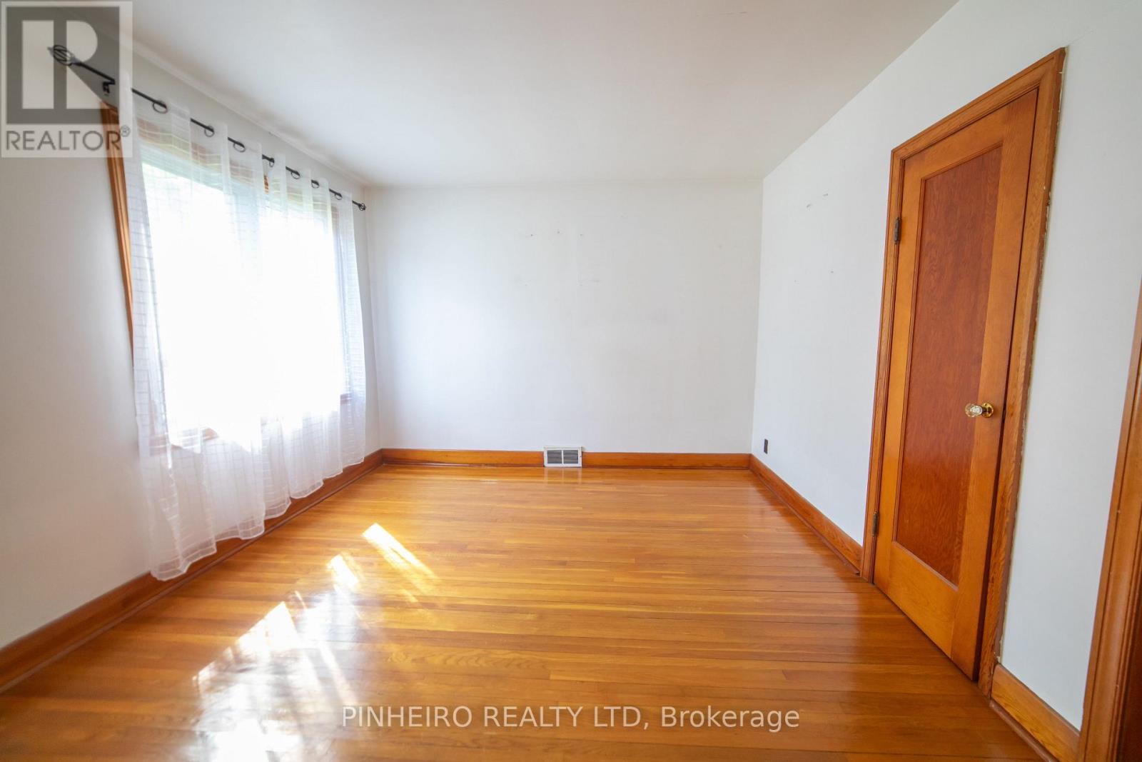 22566 Adelaide Street N, Strathroy-Caradoc (Mount Brydges), Ontario  N0L 1W0 - Photo 11 - X12263869