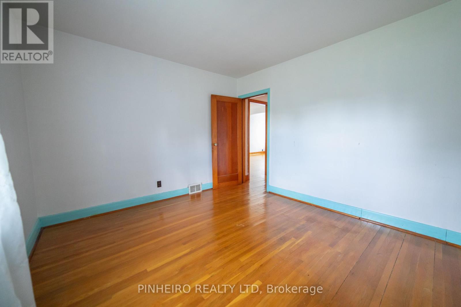 22566 Adelaide Street N, Strathroy-Caradoc (Mount Brydges), Ontario  N0L 1W0 - Photo 13 - X12263869