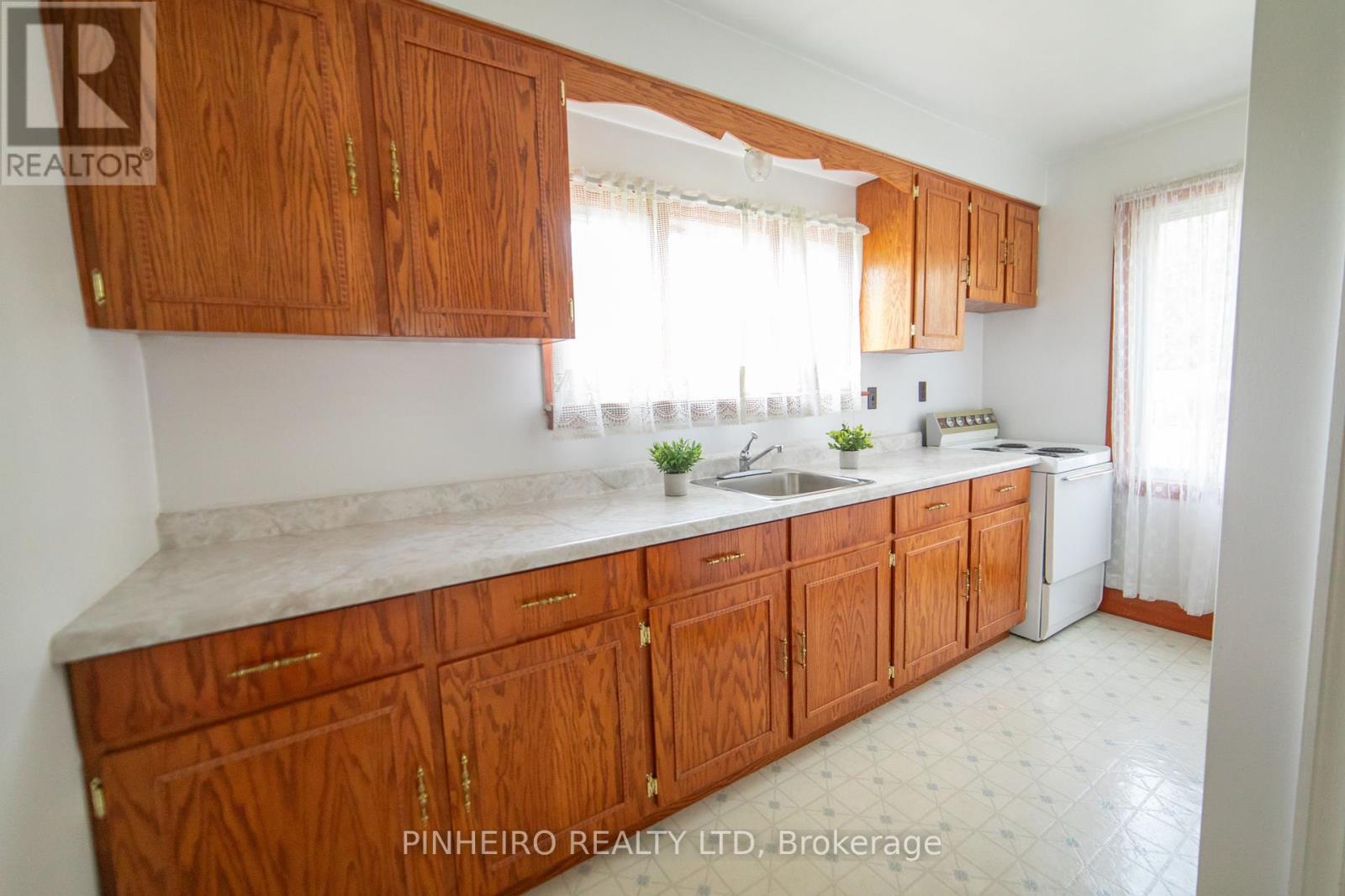 22566 Adelaide Street N, Strathroy-Caradoc (Mount Brydges), Ontario  N0L 1W0 - Photo 15 - X12263869
