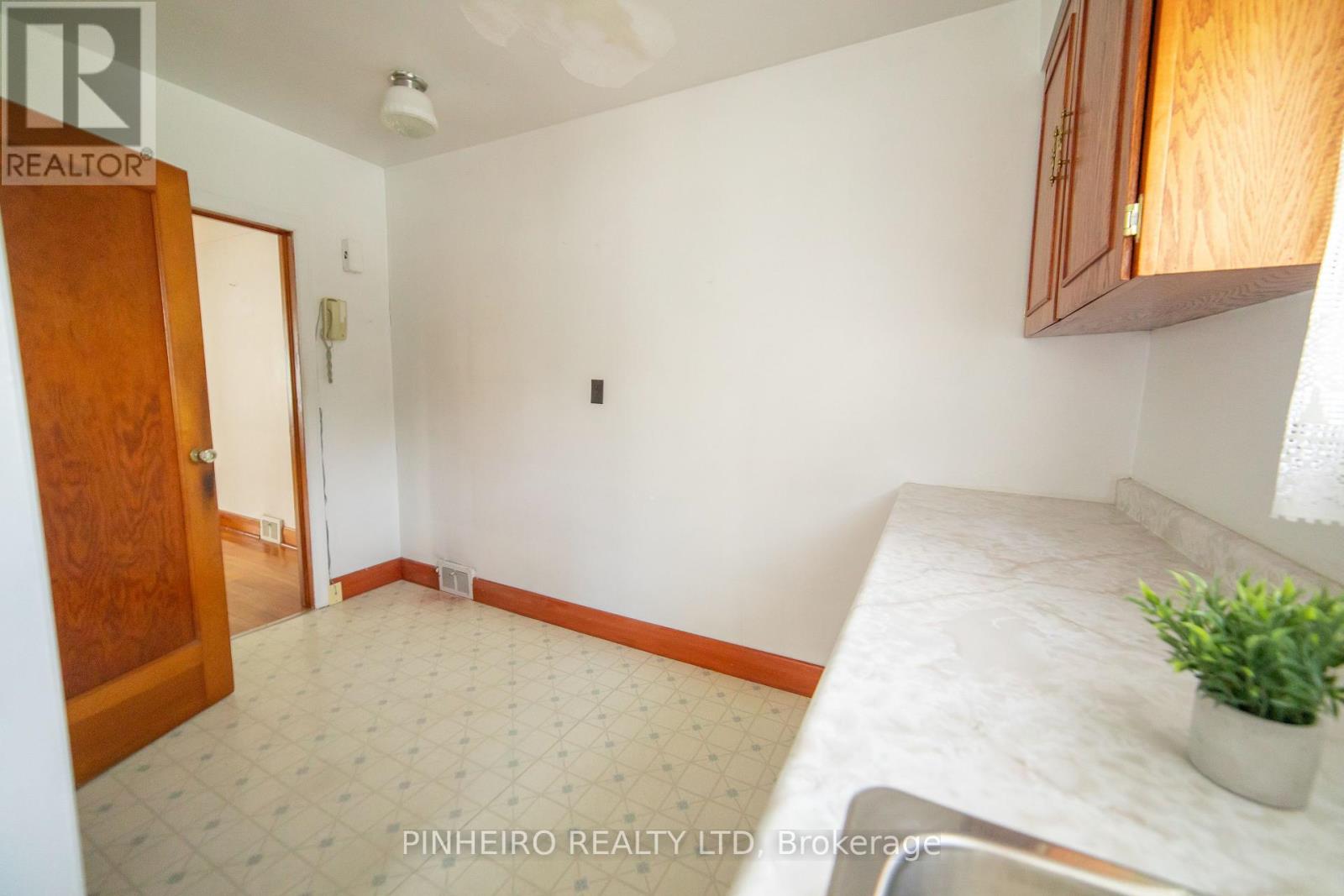 22566 Adelaide Street N, Strathroy-Caradoc (Mount Brydges), Ontario  N0L 1W0 - Photo 17 - X12263869