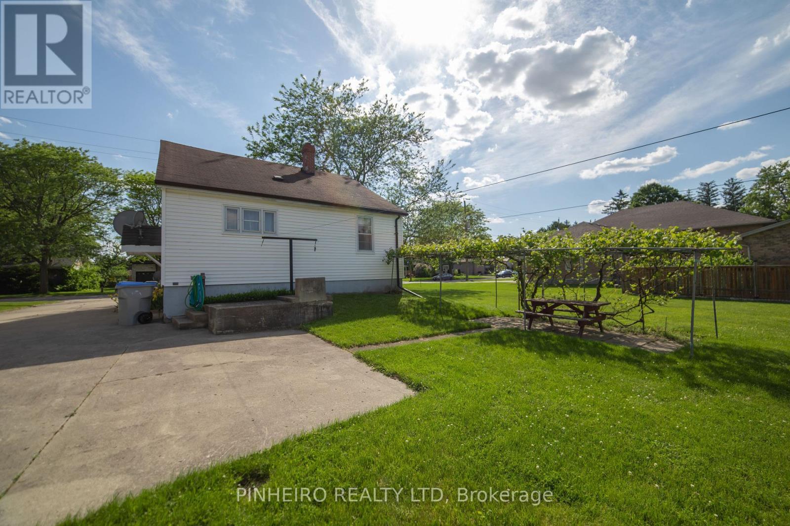 22566 Adelaide Street N, Strathroy-Caradoc (Mount Brydges), Ontario  N0L 1W0 - Photo 5 - X12263869