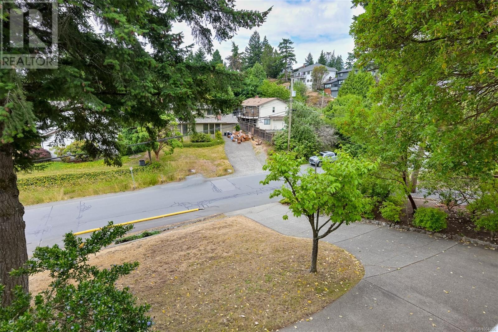 Property at 632 Cairndale Rd image 4