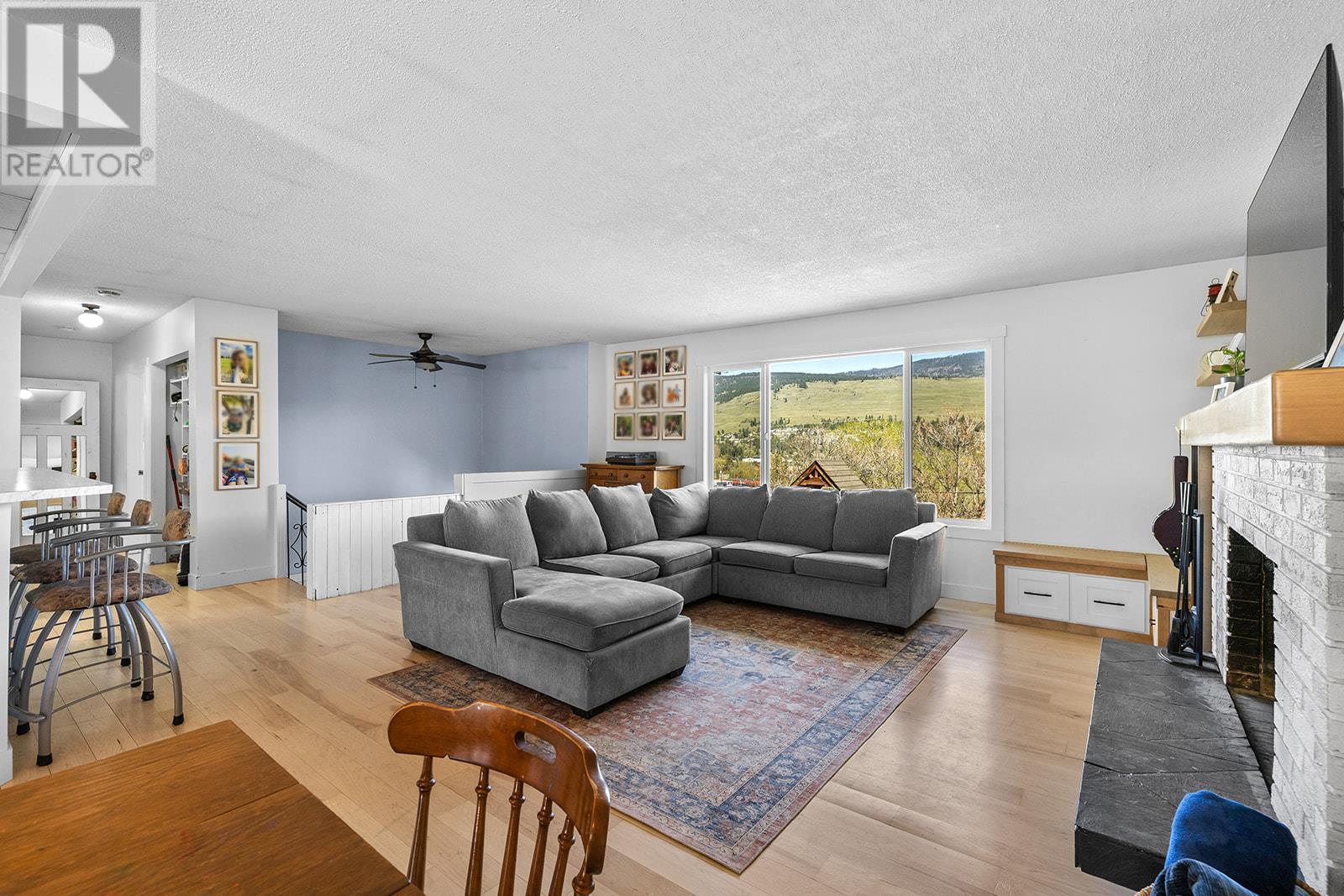 Property at 9759 Winview Road image 5