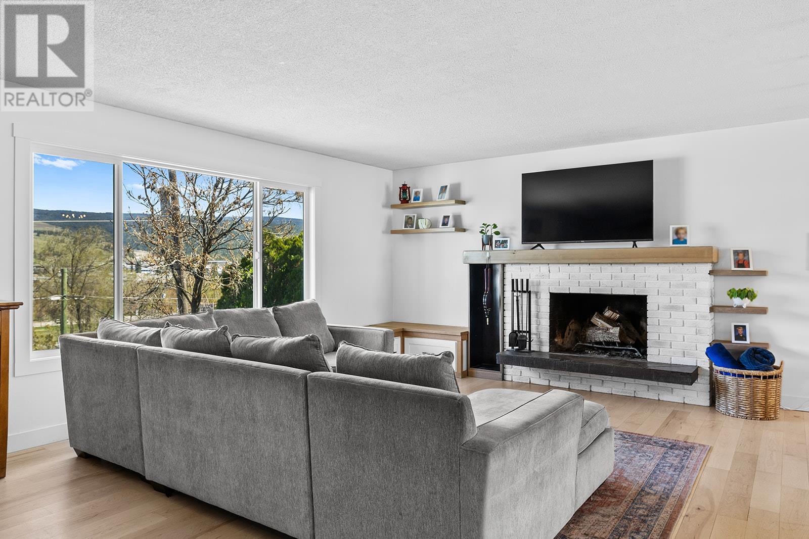 Property at 9759 Winview Road image 3