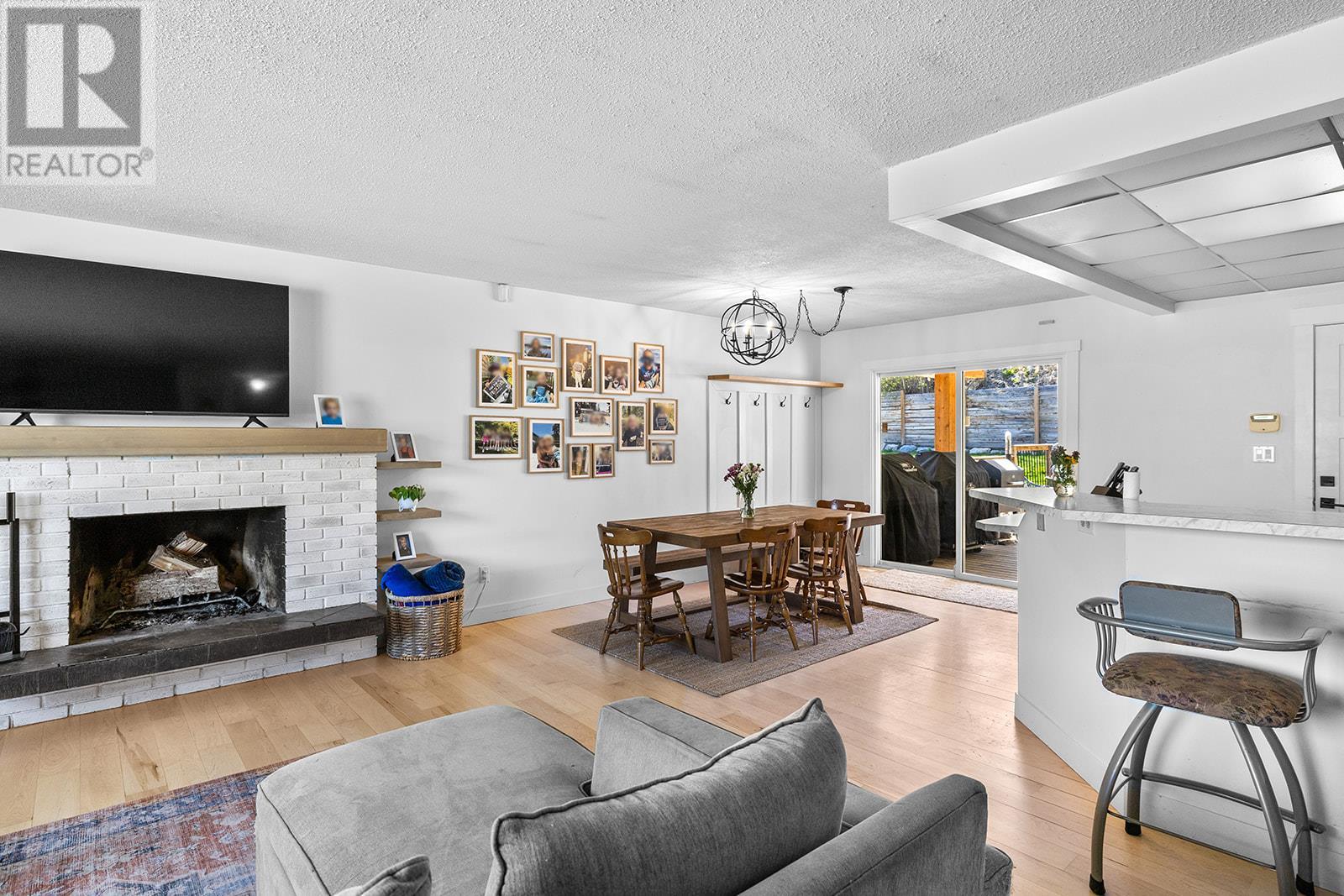 Property at 9759 Winview Road image 2
