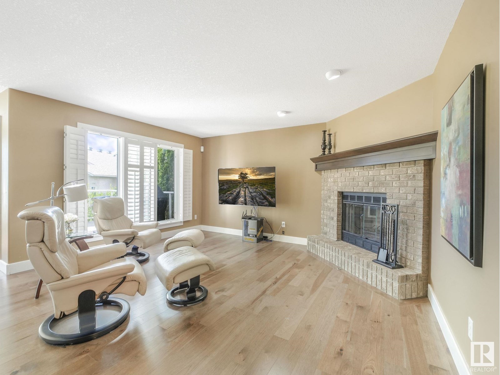 Property at 227 ORMSBY RD E NW image 4