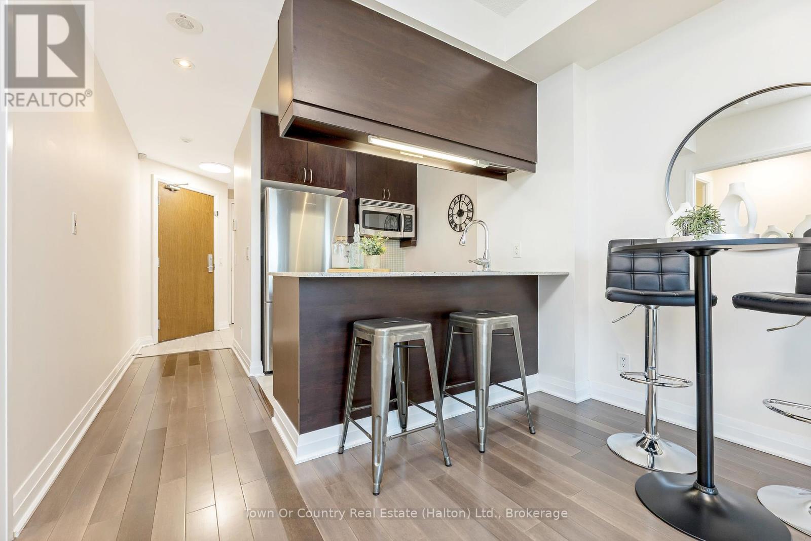 Property at 402 - 1055 SOUTHDOWN ROAD image 4