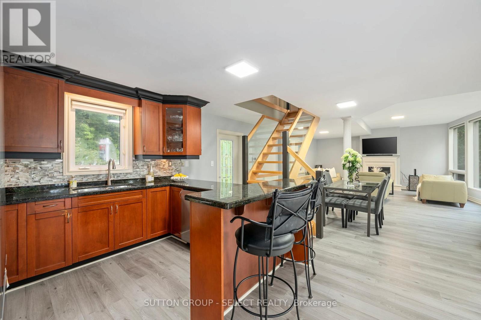 5284 Cliff Road, Lambton Shores (Forest), Ontario  N0N 1J7 - Photo 10 - X12264080