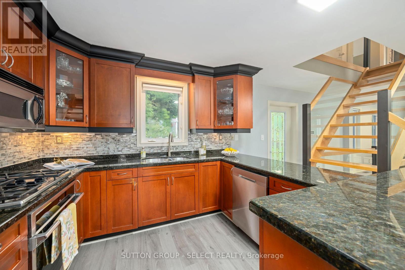 5284 Cliff Road, Lambton Shores (Forest), Ontario  N0N 1J7 - Photo 11 - X12264080