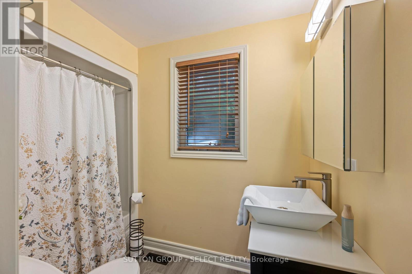 5284 Cliff Road, Lambton Shores (Forest), Ontario  N0N 1J7 - Photo 16 - X12264080