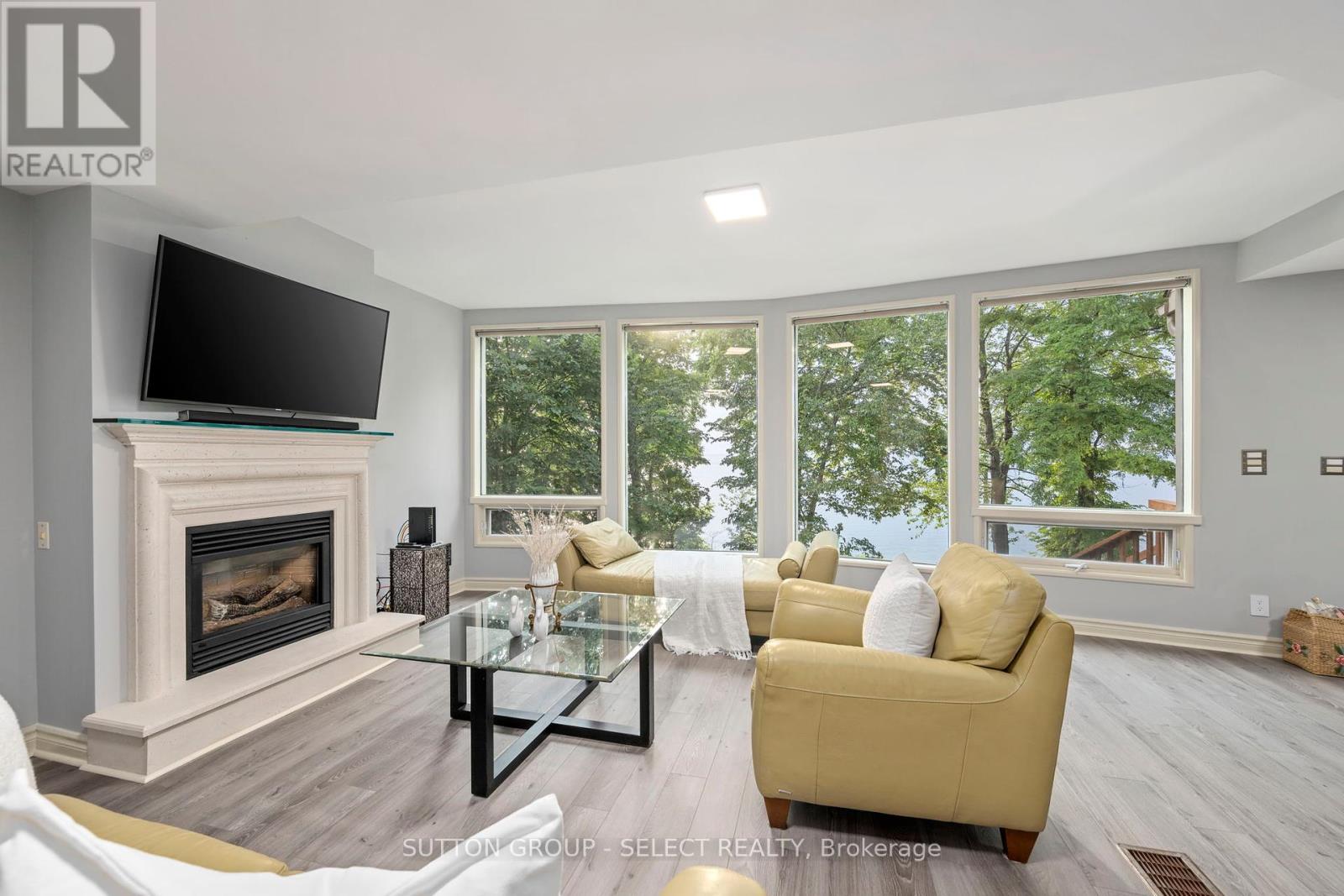 5284 Cliff Road, Lambton Shores (Forest), Ontario  N0N 1J7 - Photo 8 - X12264080
