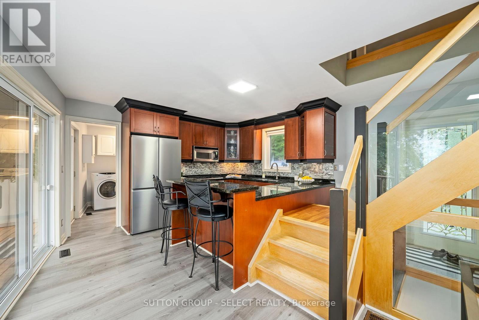 5284 Cliff Road, Lambton Shores (Forest), Ontario  N0N 1J7 - Photo 9 - X12264080