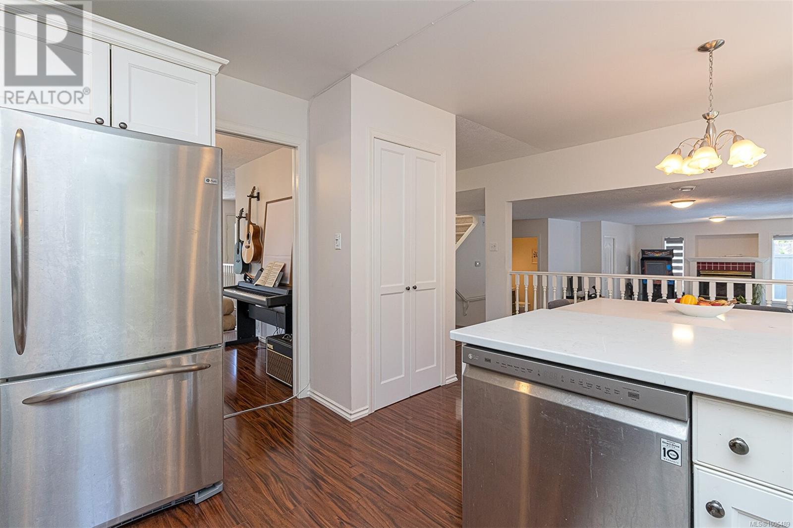 Property at 2619 Crystalview Dr image 2