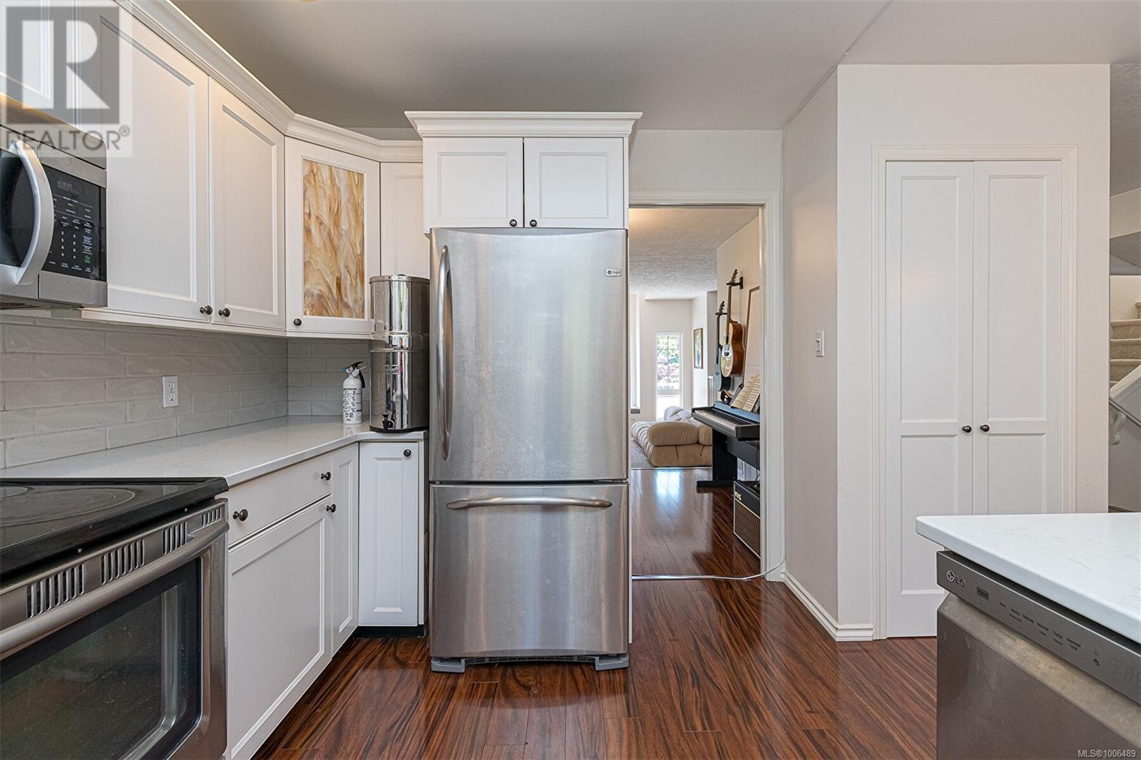 Property at 2619 Crystalview Dr image 3