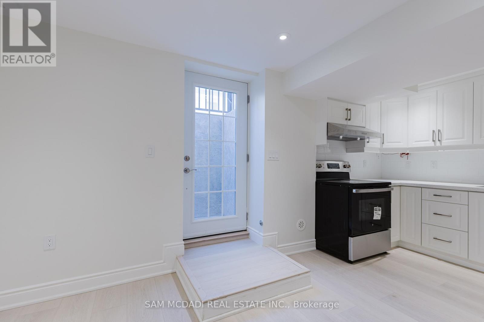 5489 Festival Drive, Mississauga, Ontario  L5M 0G6 - Photo 5 - W12264039