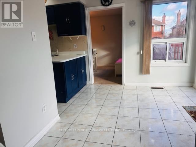 15 Lord Simcoe Drive, Brampton, Ontario  L6S 5G4 - Photo 6 - W12264149