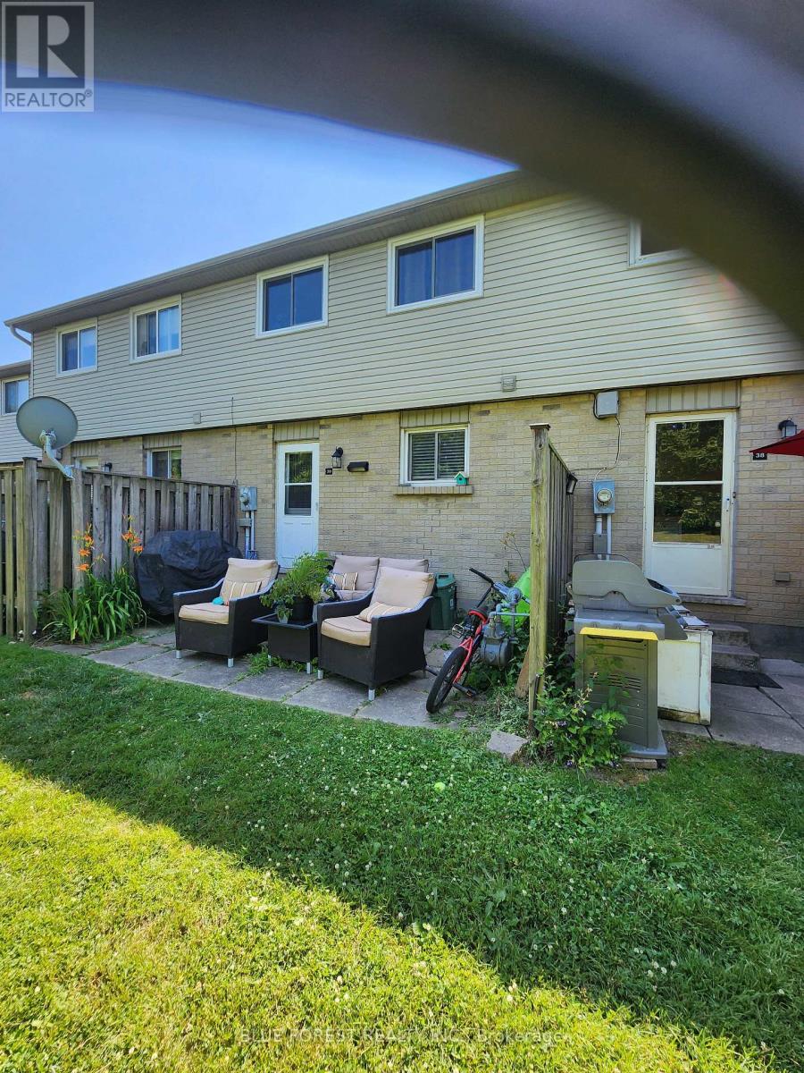 39 - 475 Sandringham Crescent, London South, Ontario  N6C 5B9 - Photo 5 - X12263499