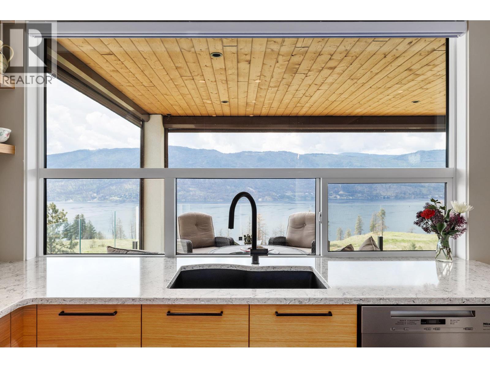 9814 Beacon Hill Crescent, Lake Country, British Columbia  V4V 0A9 - Photo 3 - 10348188