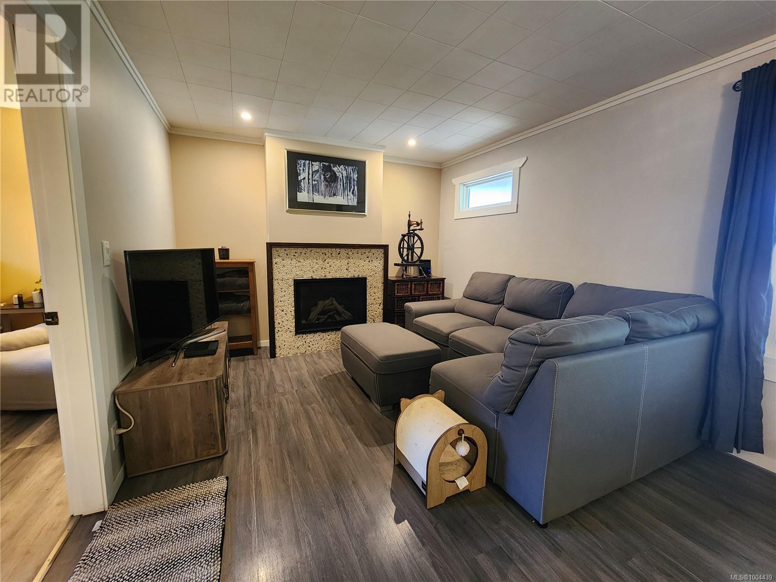 Property at 565 Dogwood St image 5