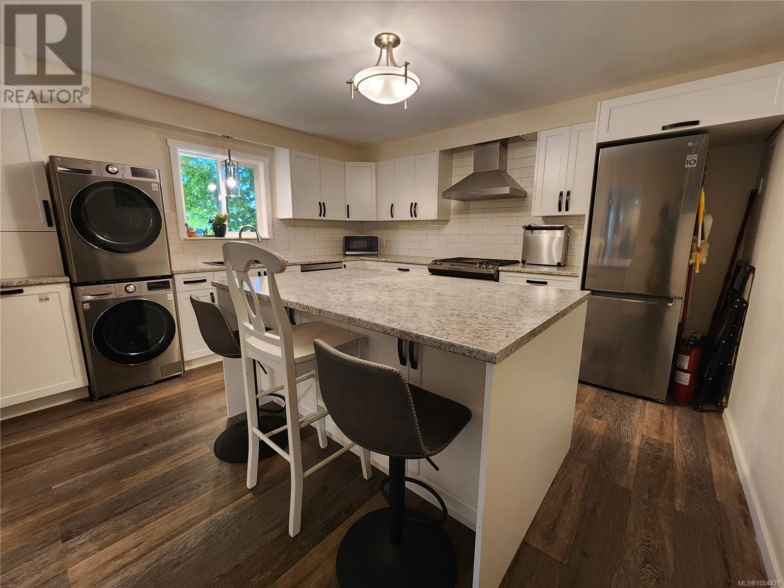Property at 565 Dogwood St image 4