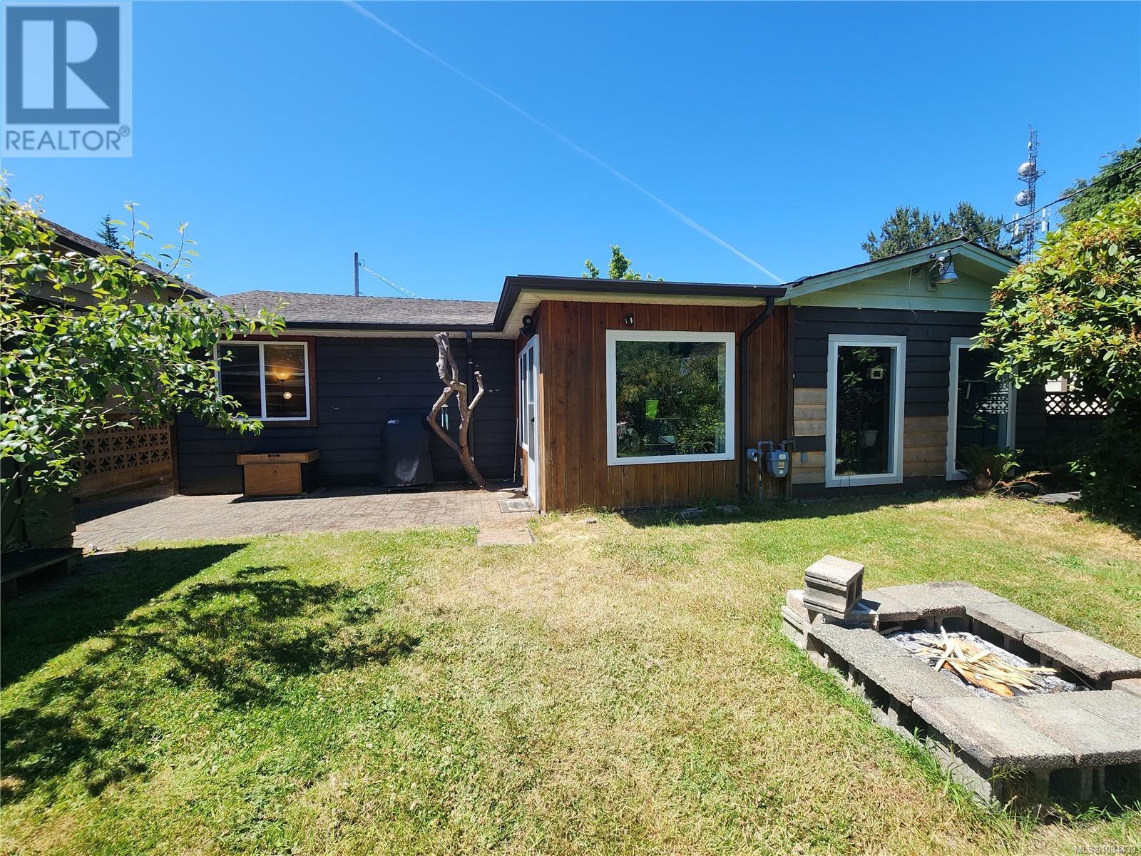 Property at 565 Dogwood St image 1