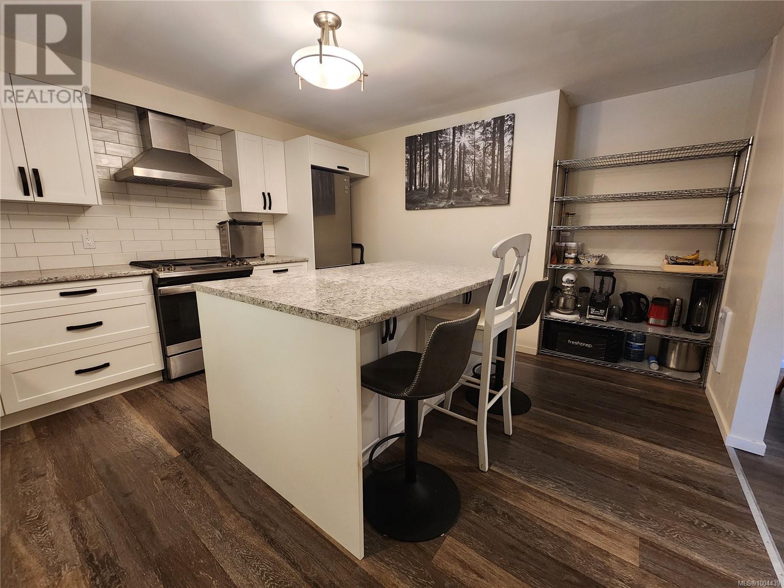 Property at 565 Dogwood St image 3