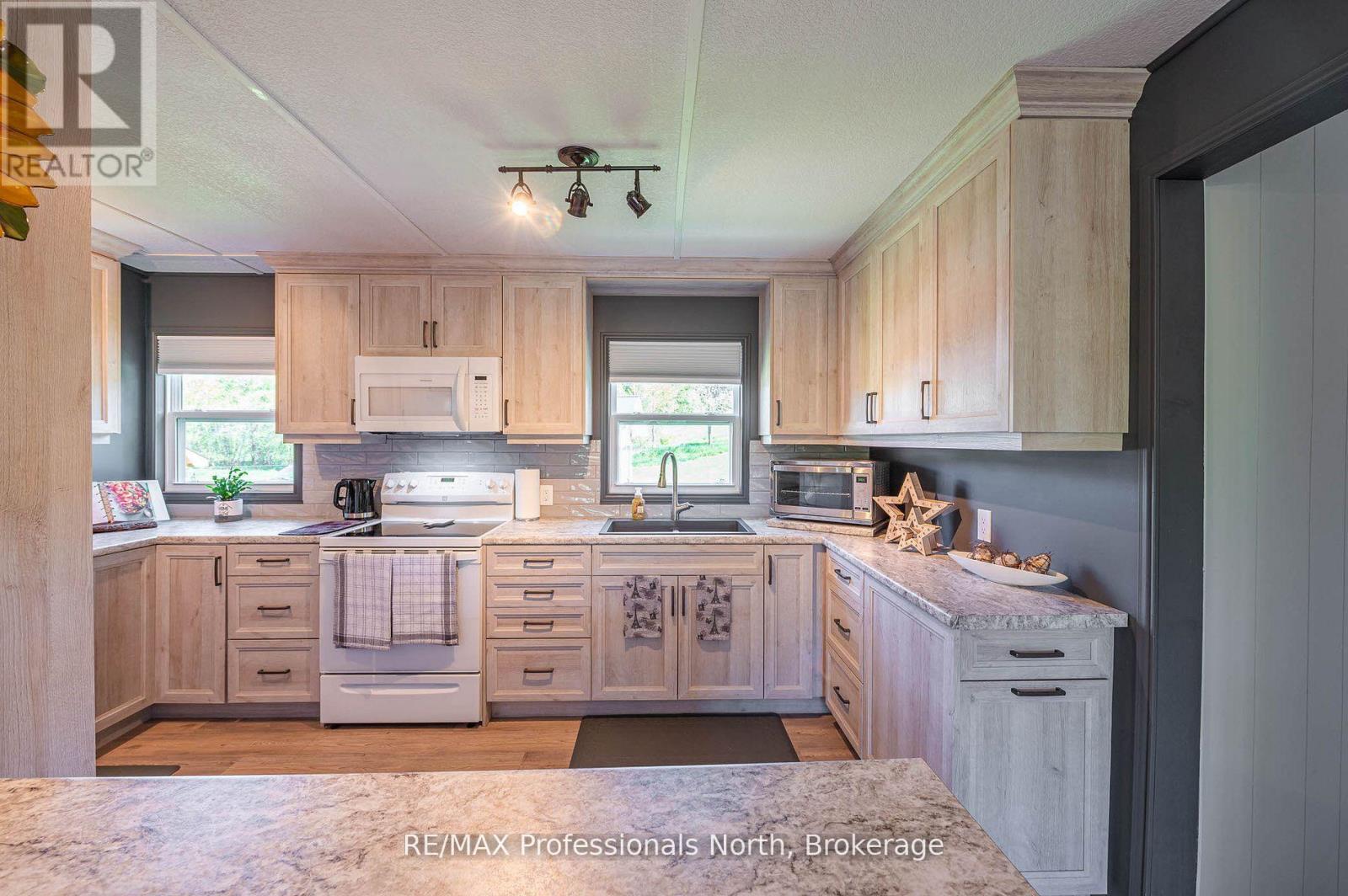 1027 Current Trail, Minden Hills, Ontario  K0M 2K0 - Photo 4 - X12264446