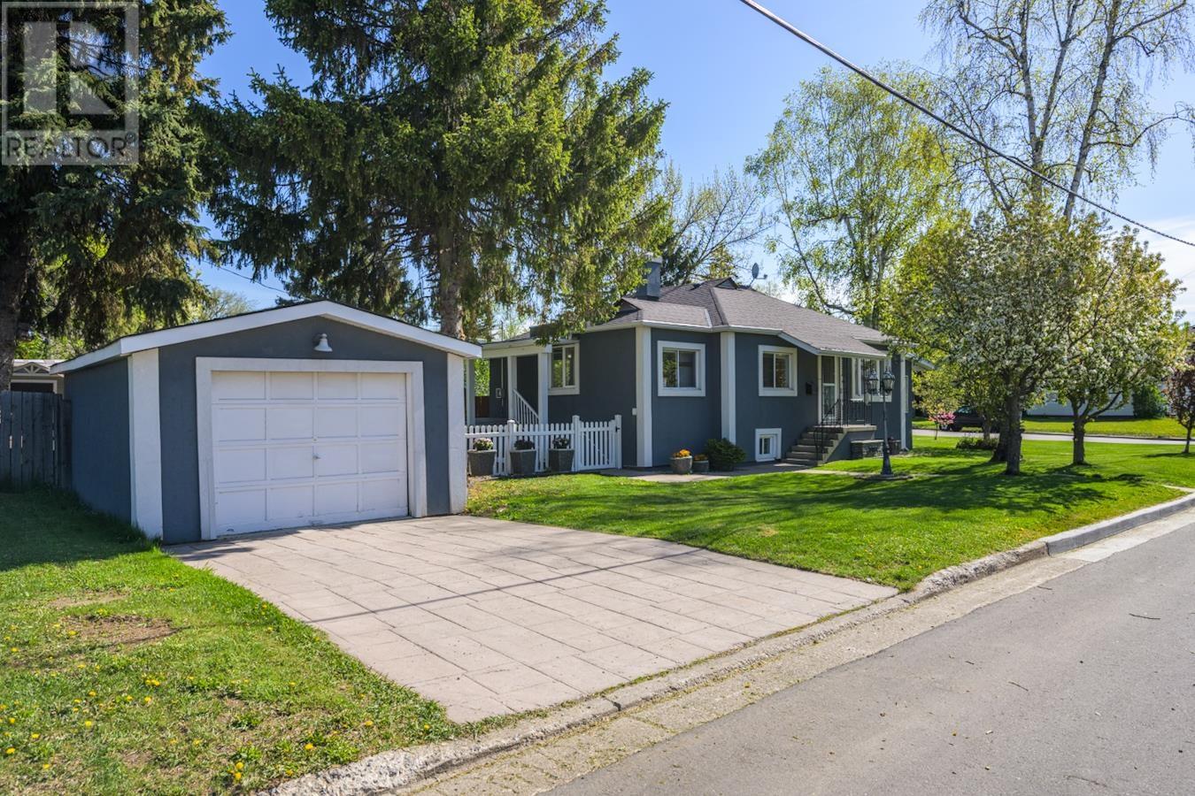 Property at 2198 LAURIER CRESCENT image 3
