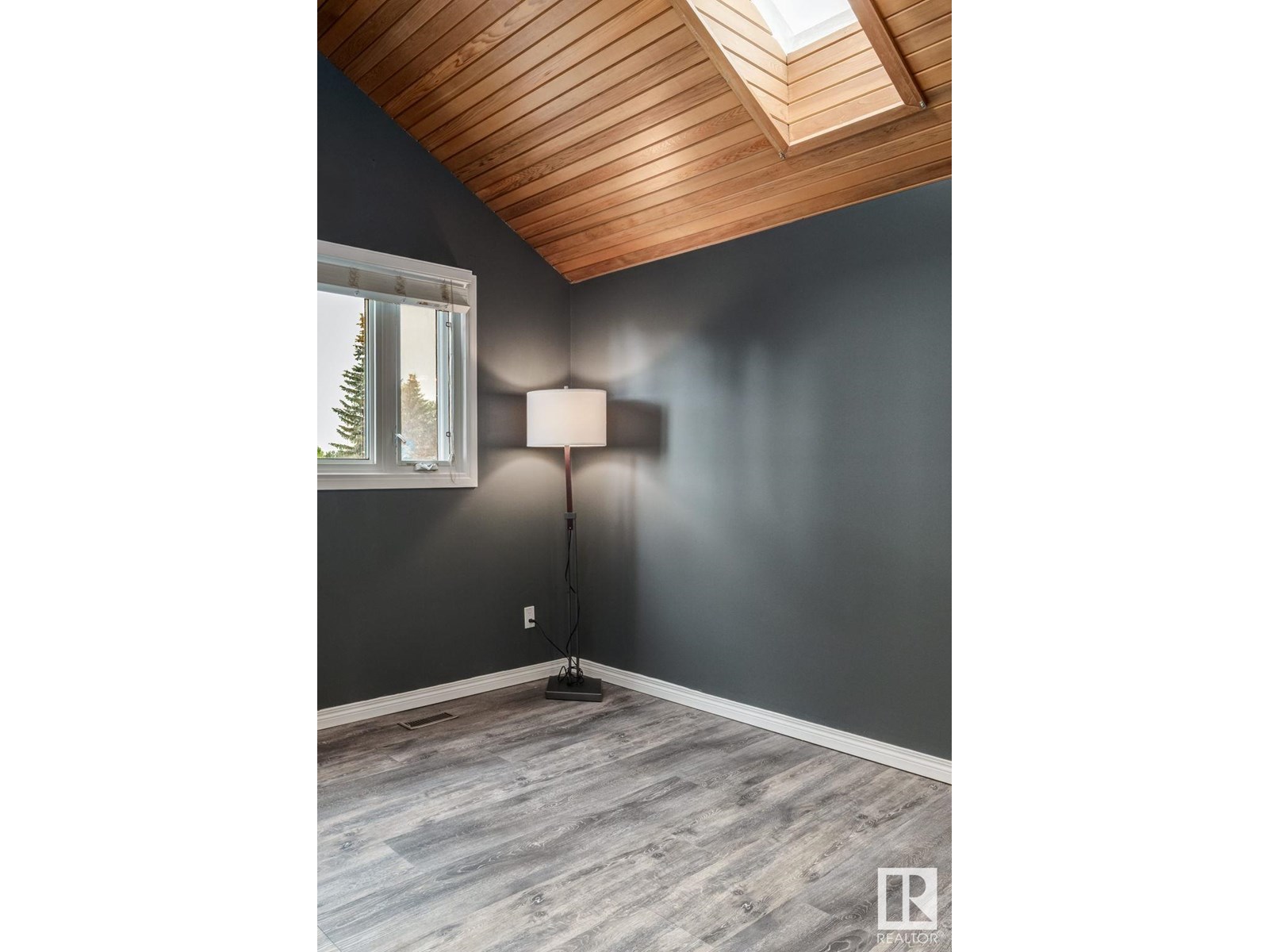 Property at 537 VILLAGE DR image 1