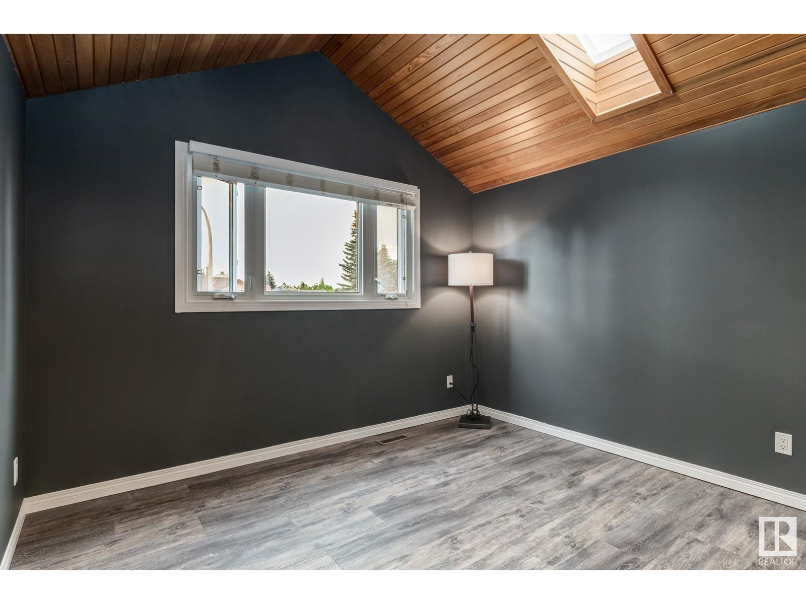 Property at 537 VILLAGE DR image 2