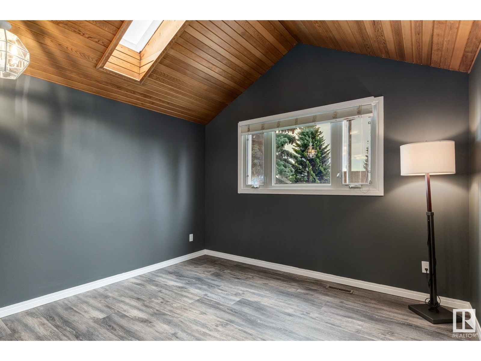 Property at 537 VILLAGE DR image 3