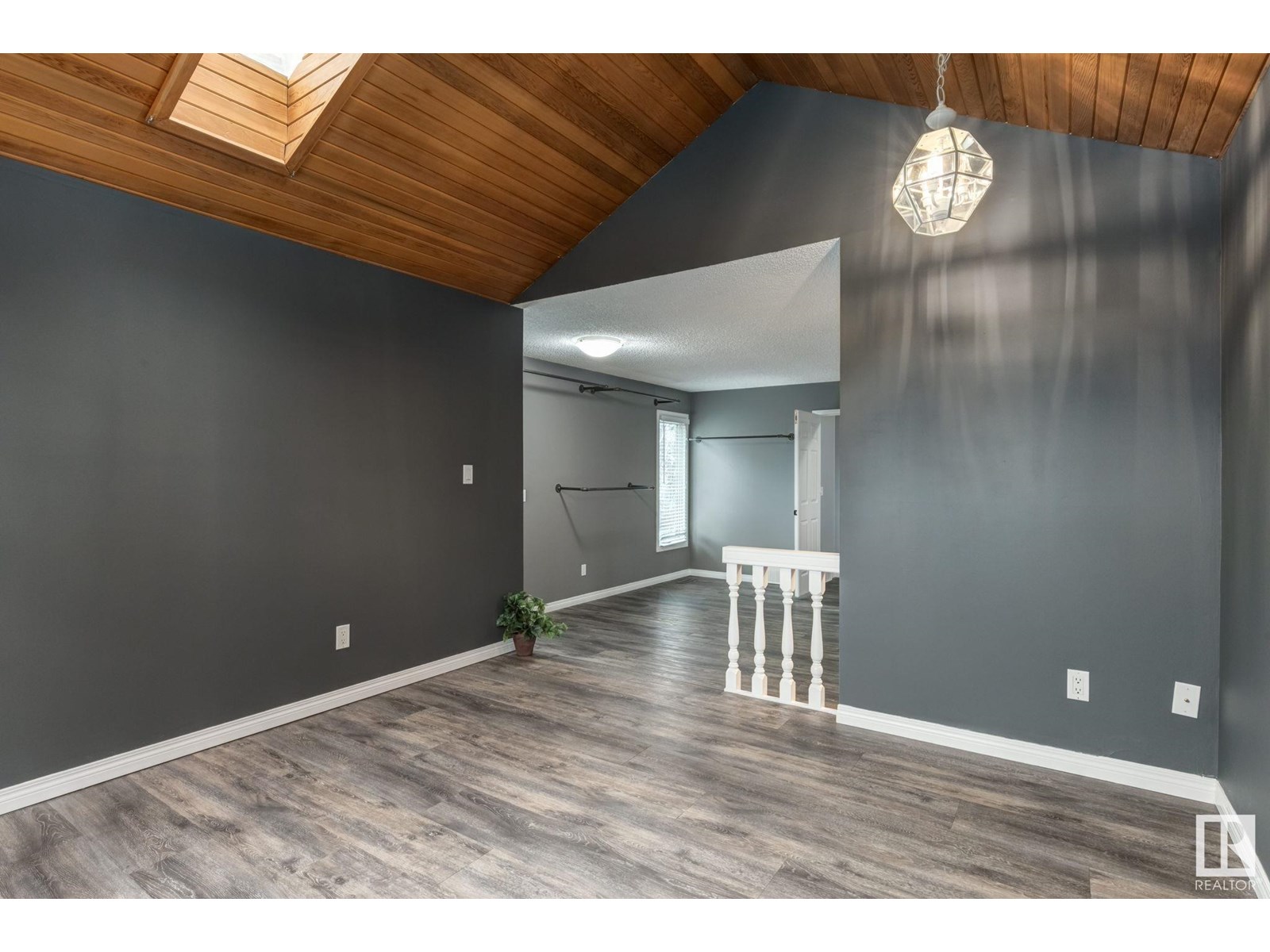 Property at 537 VILLAGE DR image 5