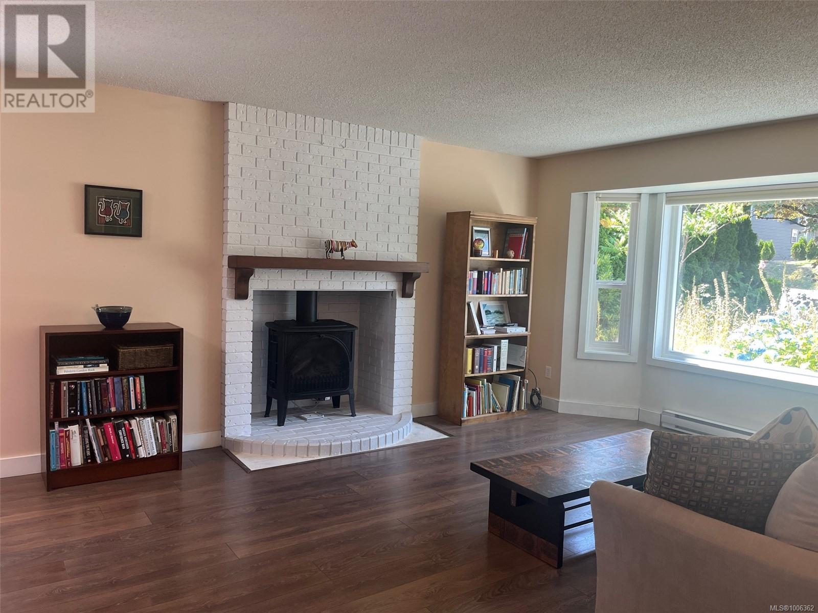 Property at 440 Hillcrest Ave image 4