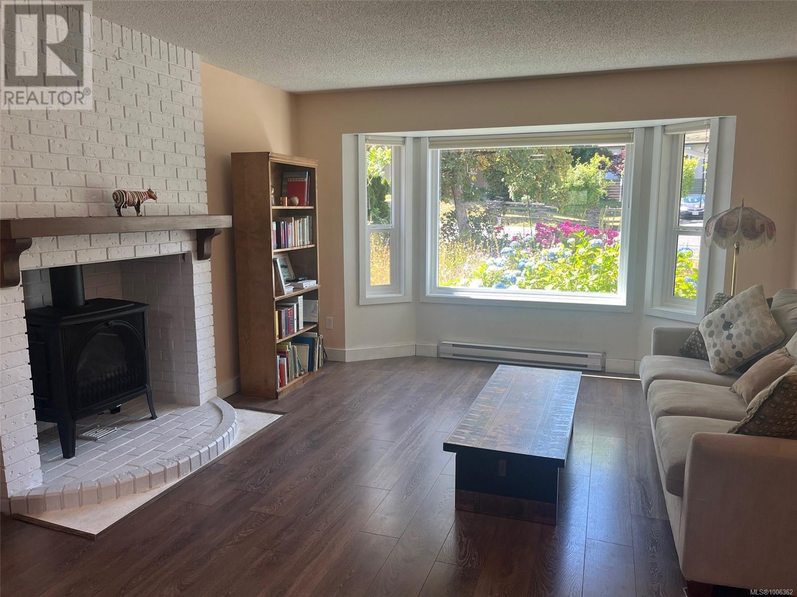Property at 440 Hillcrest Ave image 3