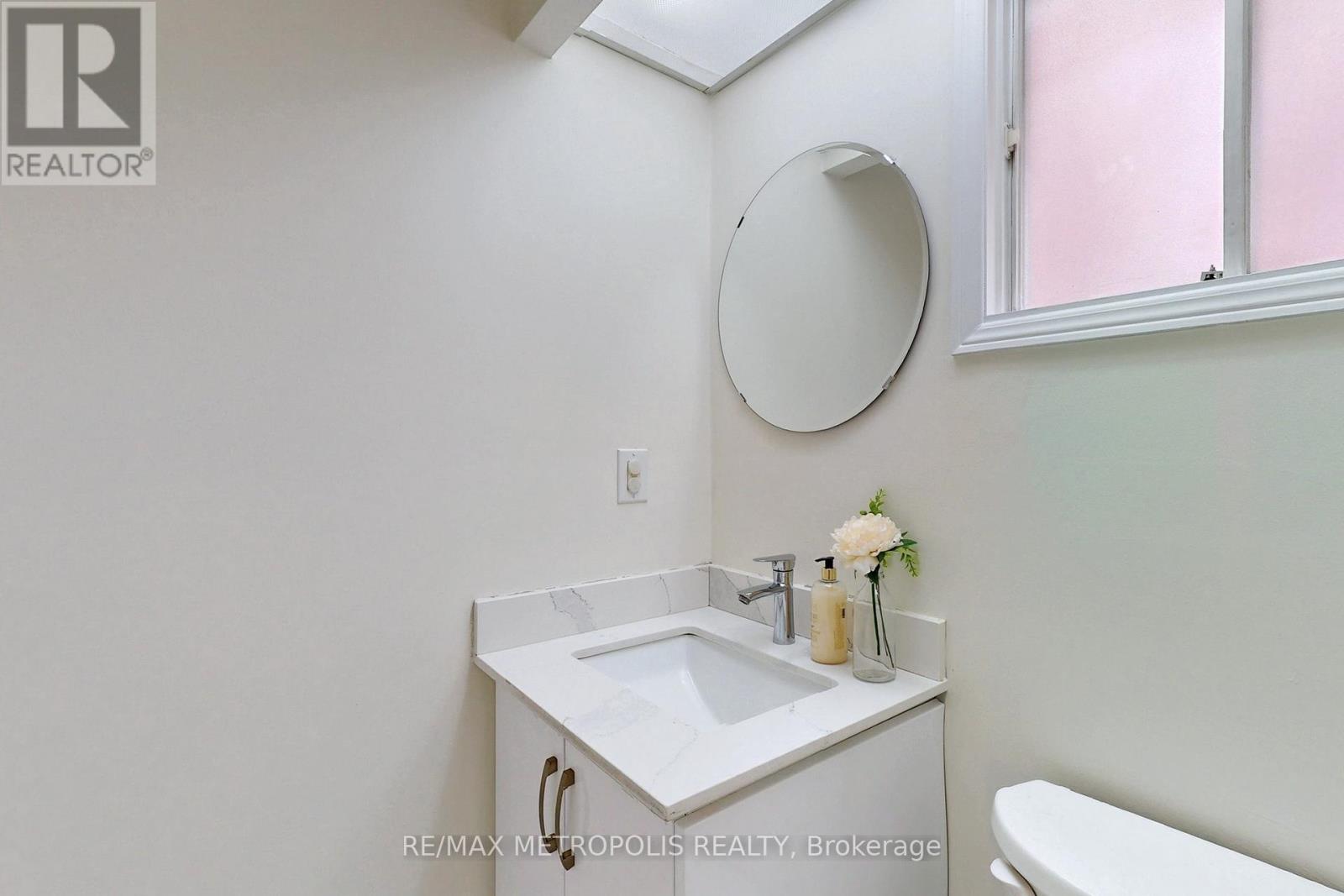 Upper - 42 Grantown Avenue, Toronto, Ontario  M1C 3R9 - Photo 11 - E12264521