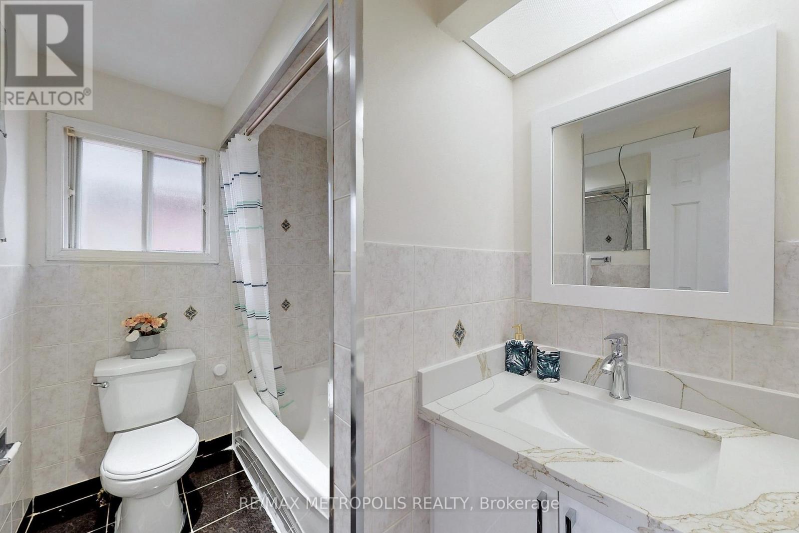 Upper - 42 Grantown Avenue, Toronto, Ontario  M1C 3R9 - Photo 29 - E12264521