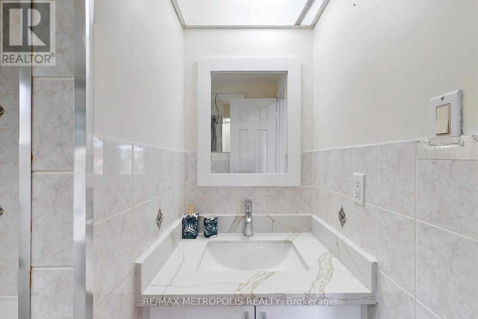 Upper - 42 Grantown Avenue, Toronto, Ontario  M1C 3R9 - Photo 30 - E12264521