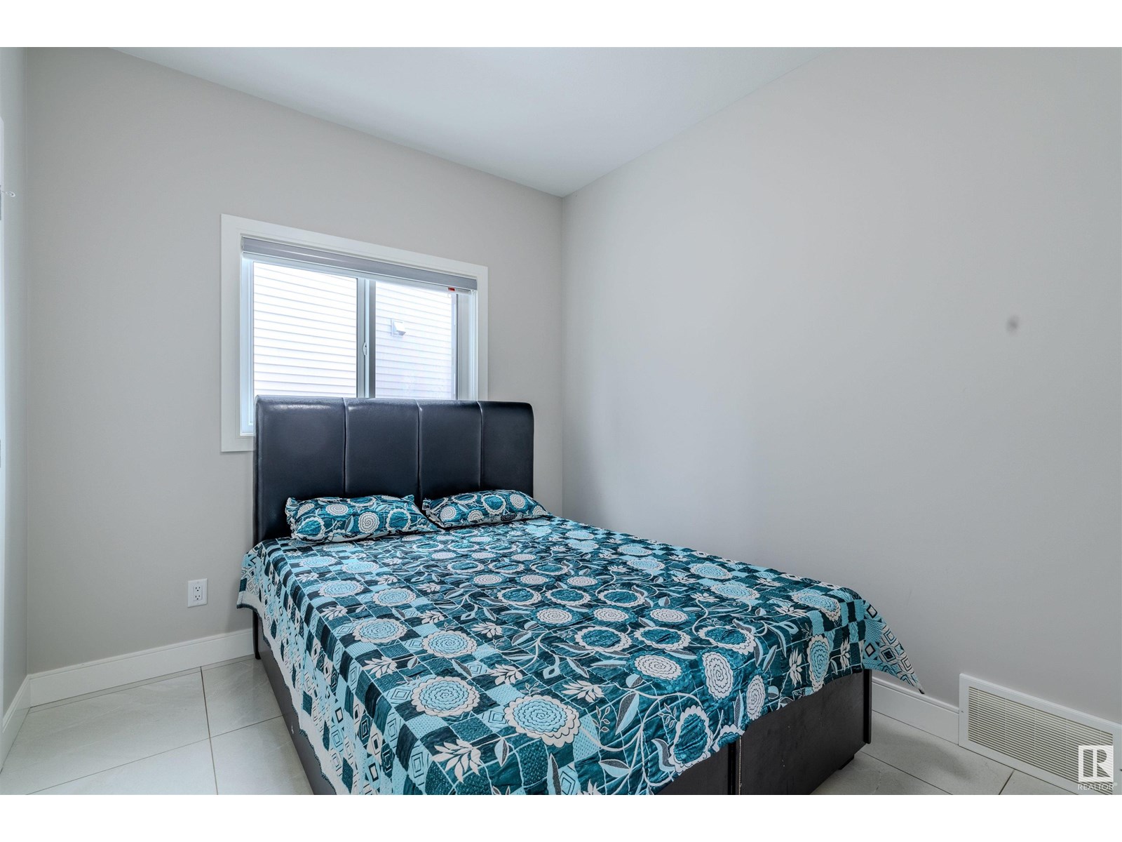 Property at 1492 25 Street NW image 4