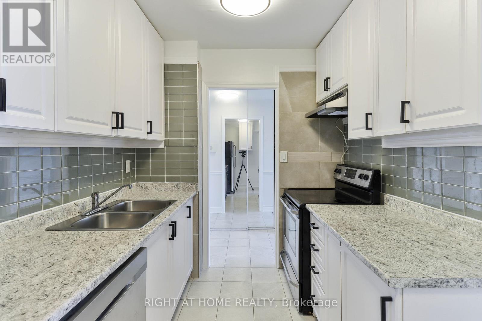 909 - 335 Driftwood Avenue, Toronto (Black Creek), Ontario  M3N 2P3 - Photo 32 - W12264366