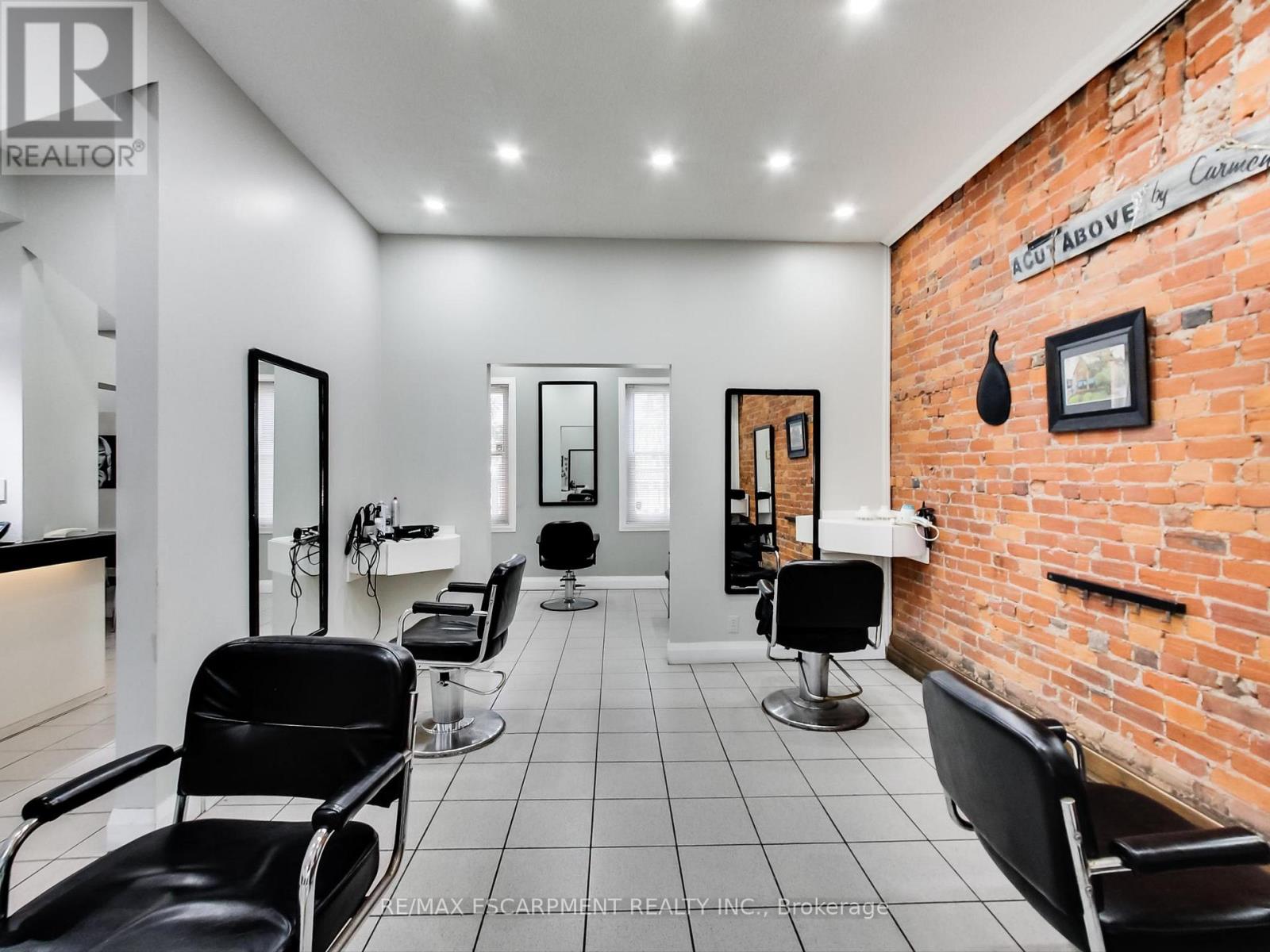 51 Augusta Street, Hamilton (Corktown), Ontario  L8N 1P8 - Photo 11 - X12264451