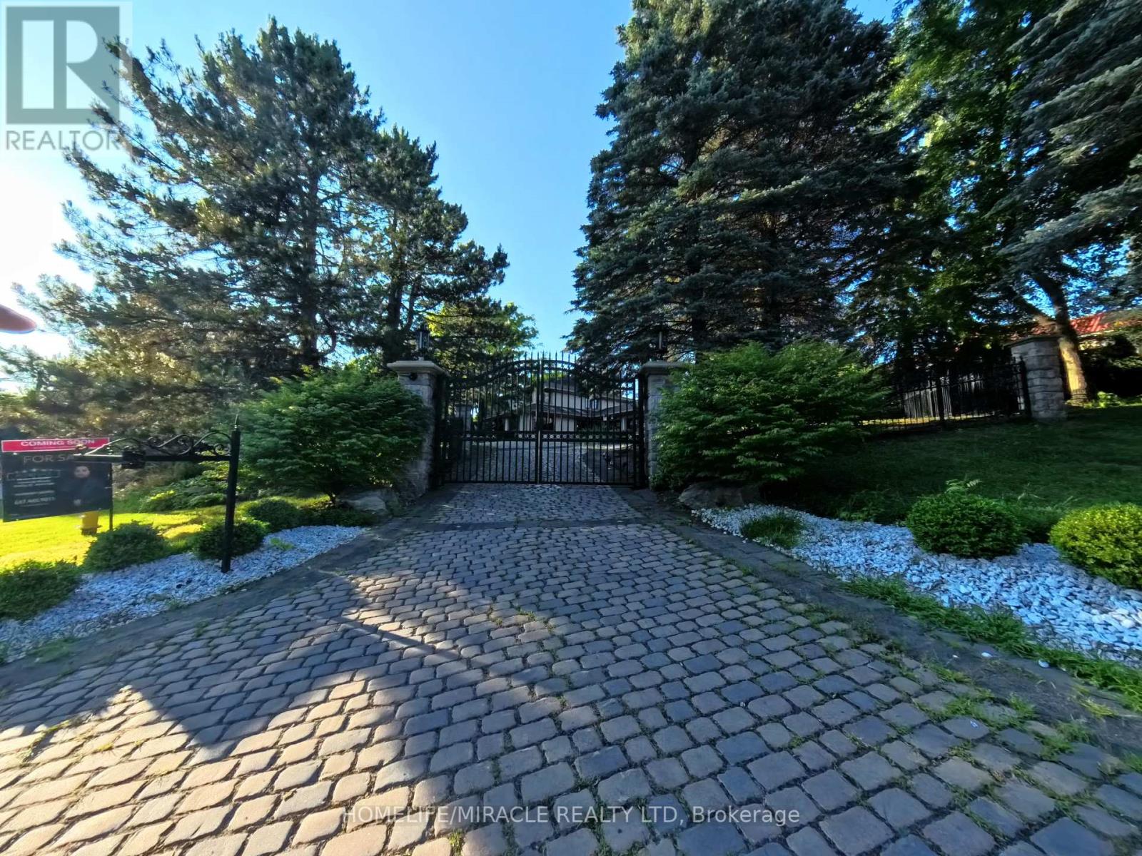 Property at 211 WOODLAND ACRES CRESCENT image 4