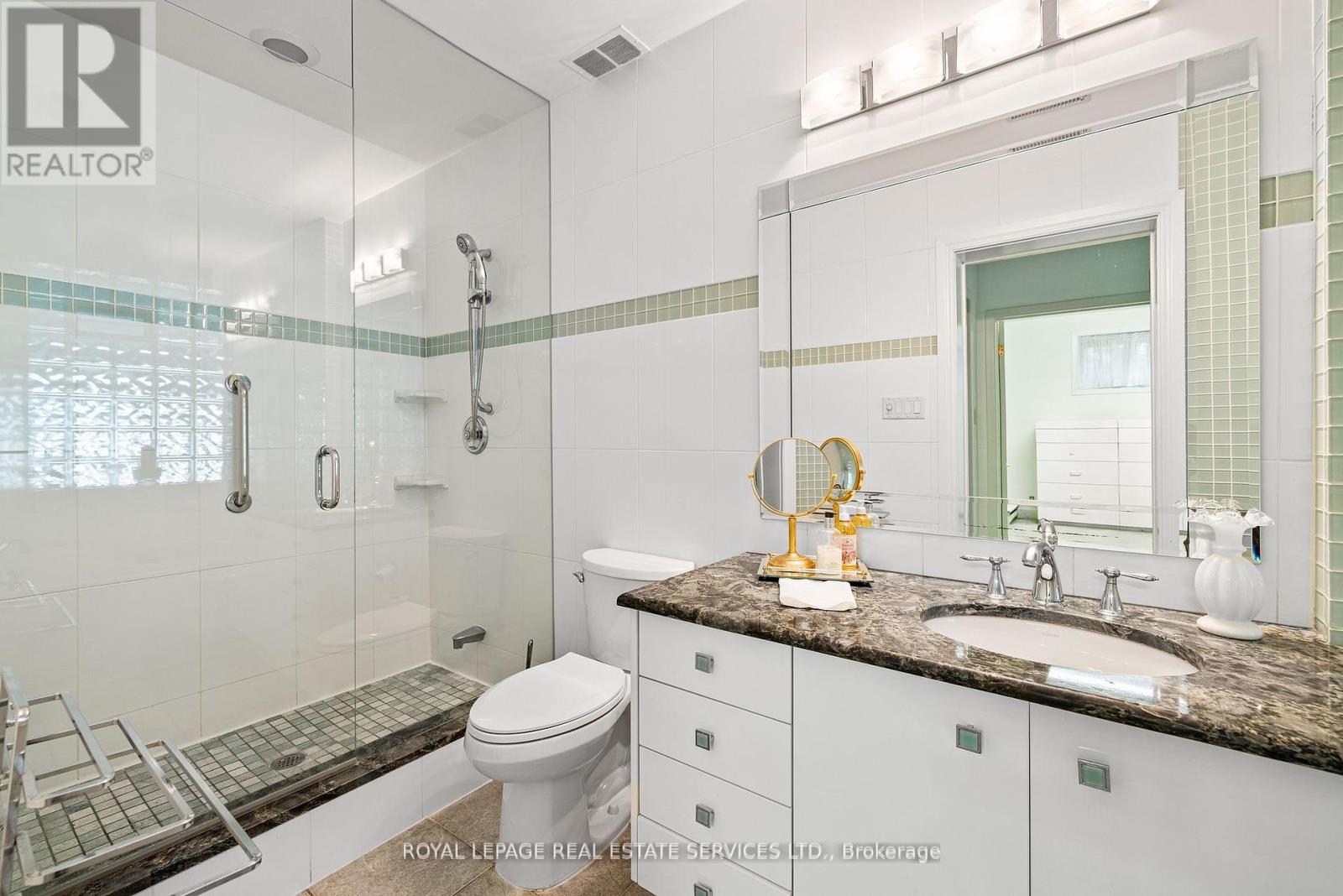 70 Leggett Avenue, Toronto, Ontario  M9P 1X4 - Photo 28 - W12264565