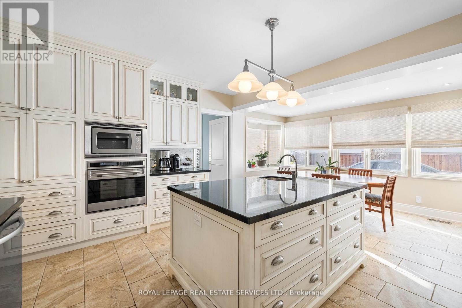 70 Leggett Avenue, Toronto, Ontario  M9P 1X4 - Photo 9 - W12264565