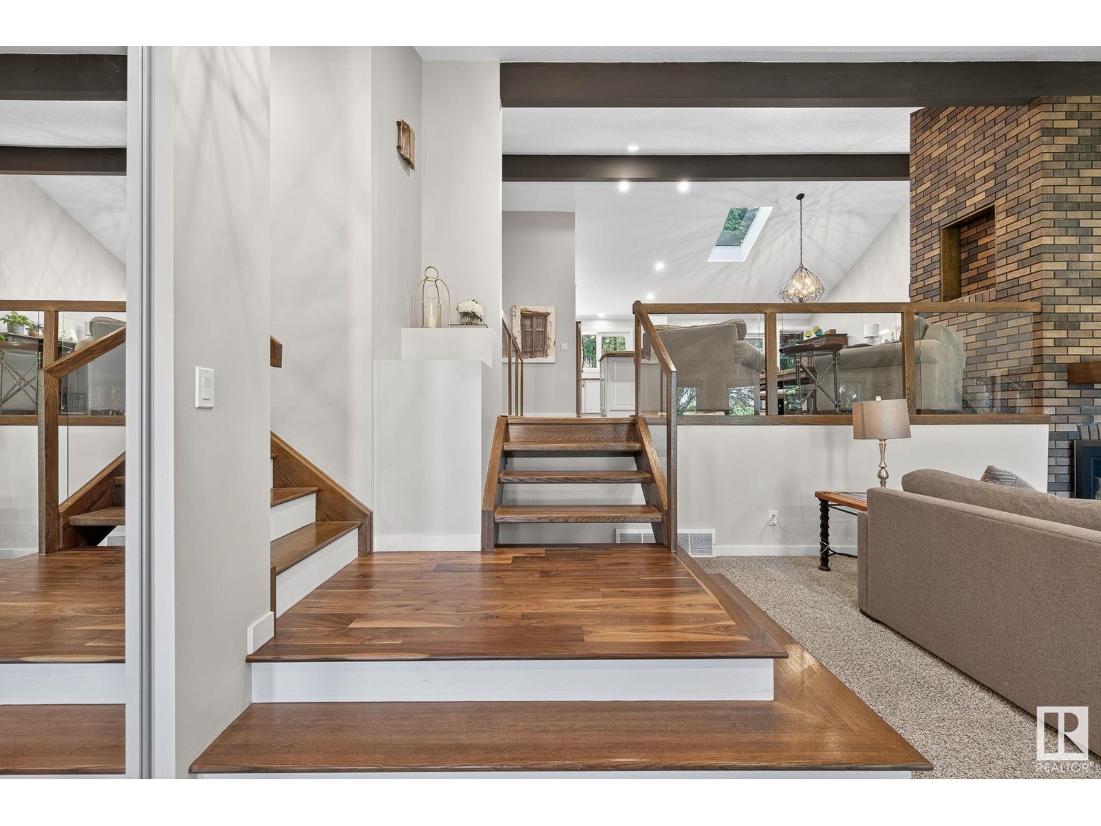 Property at 43 MANCHESTER DR image 2