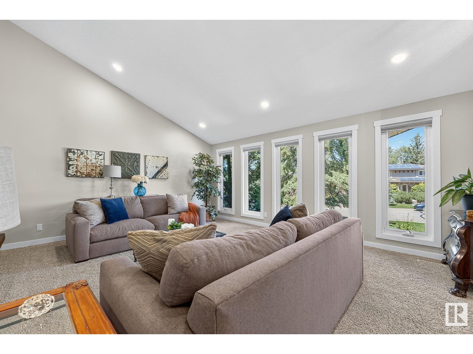 Property at 43 MANCHESTER DR image 4
