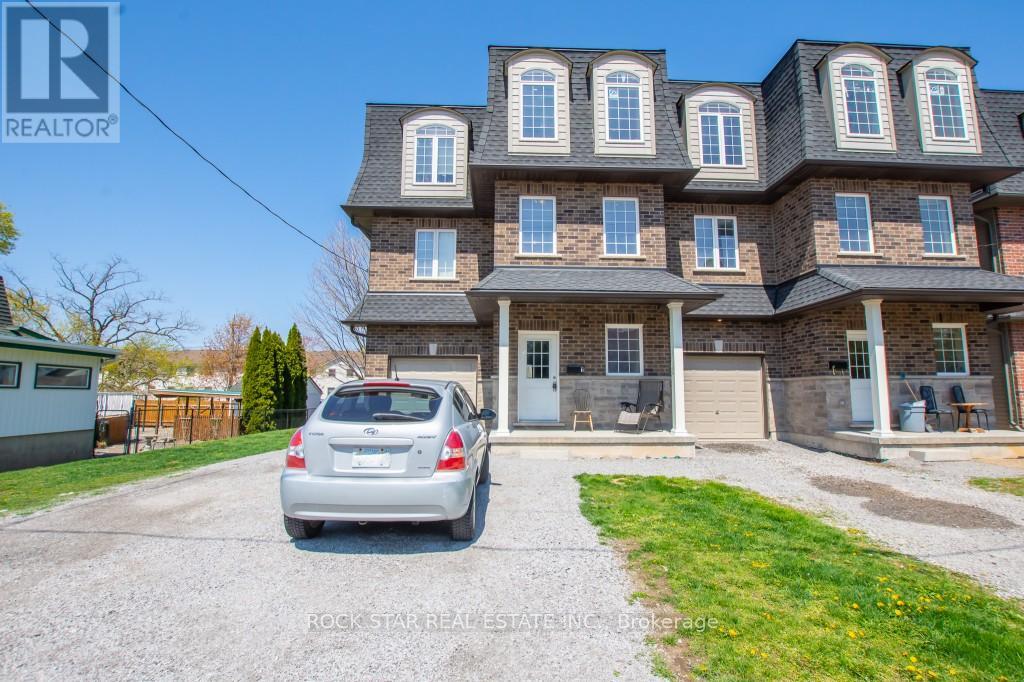 7 Chestnut Street E, St. Catharines (Oakdale), Ontario  L2T 1G6 - Photo 1 - X12264777