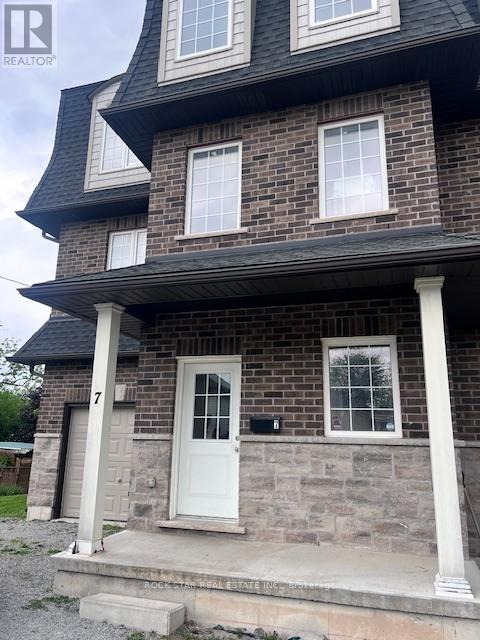 7 Chestnut Street E, St. Catharines (Oakdale), Ontario  L2T 1G6 - Photo 2 - X12264777