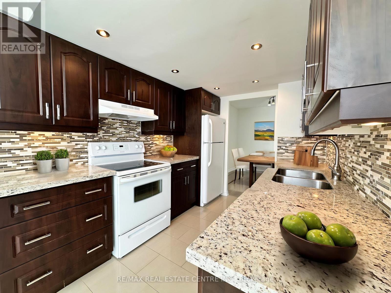 302 - 1360 Rathburn Road E, Mississauga, Ontario  L4W 4H4 - Photo 6 - W12241436