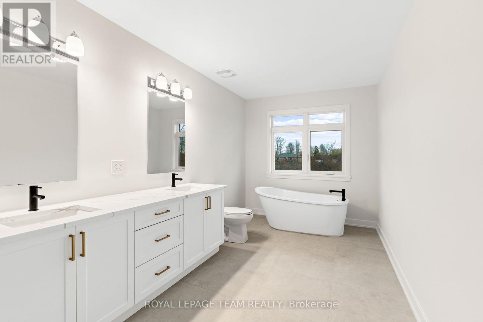 71 Hogan Drive, Mcnab/braeside, Ontario  K7S 0H8 - Photo 32 - X12236586